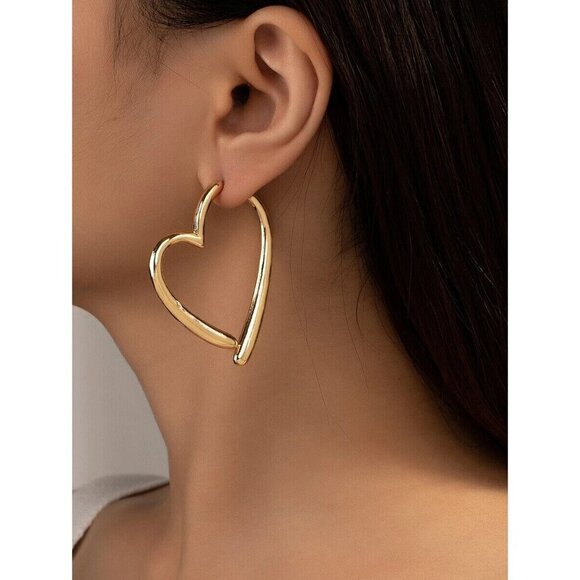 ✨ Gorgeous Gold Heart Hoop Earrings ✨ Comes with amazing gift box 🎁 - Picture 2 of 6